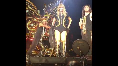 Oops Taylor Swift Accidentally Unzips Her Bodysuit At ...